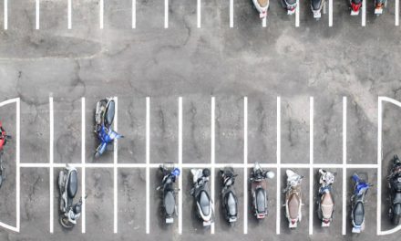 Posso parcheggiare l’auto nei parcheggi moto?