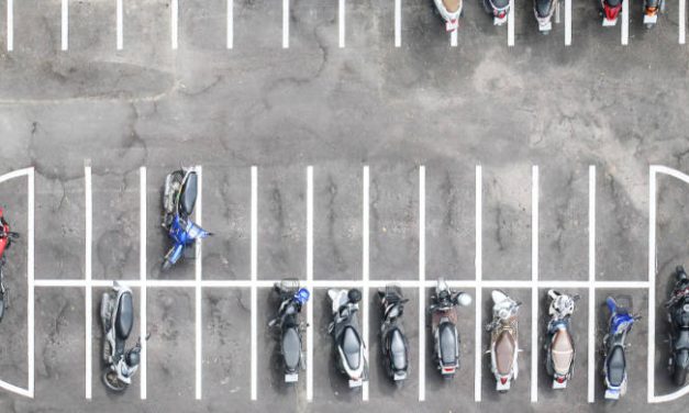 Posso parcheggiare l’auto nei parcheggi moto?
