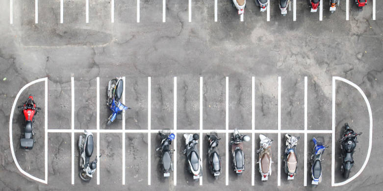 Posso parcheggiare l’auto nei parcheggi moto?