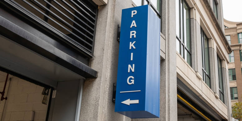 NAPOLI, STRISCE BLU OCCUPATE PER FARE CASSA