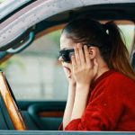 COMO, STRISCE BLU SU STRADA PRIVATA