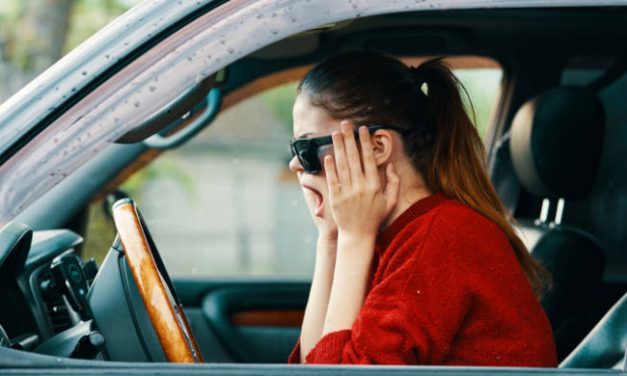 COMO, STRISCE BLU SU STRADA PRIVATA