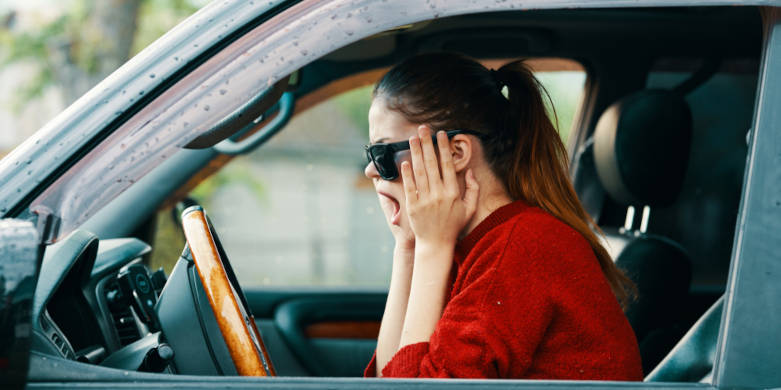 COMO, STRISCE BLU SU STRADA PRIVATA