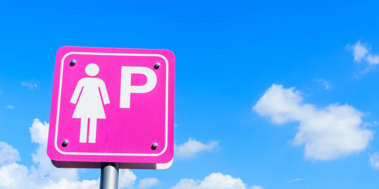 Parcheggi rosa, il vuoto normativo che espone i Comuni a ricorsi e sanzioni