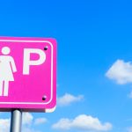 Parcheggi rosa, il vuoto normativo che espone i Comuni a ricorsi e sanzioni