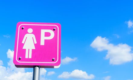 Parcheggi rosa, il vuoto normativo che espone i Comuni a ricorsi e sanzioni