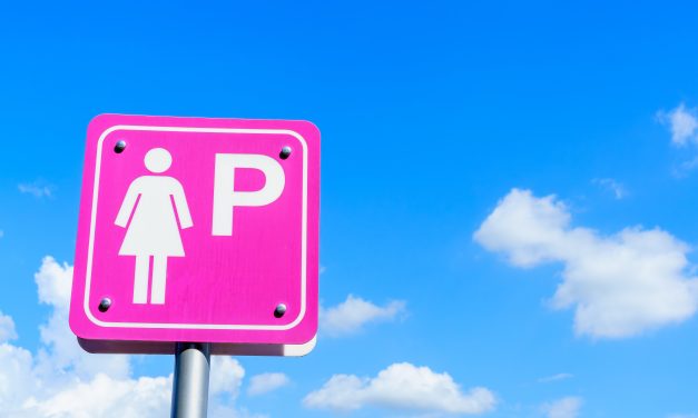 Parcheggi rosa, il vuoto normativo che espone i Comuni a ricorsi e sanzioni